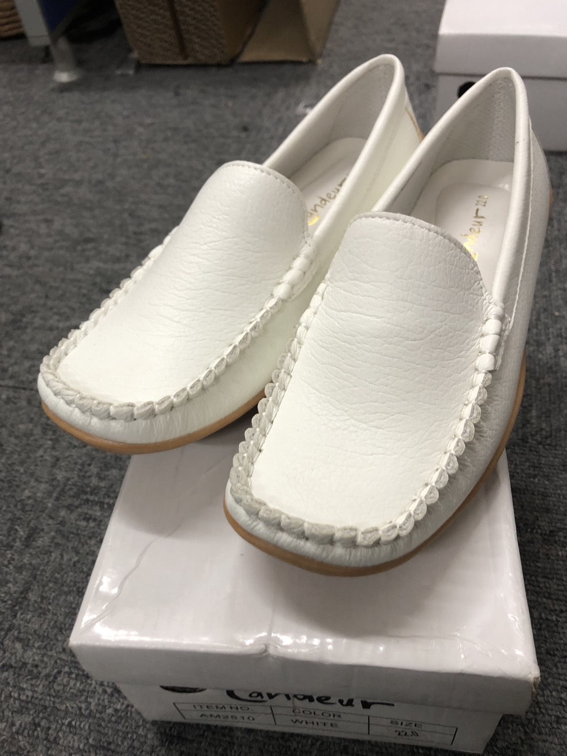婦人用カジュアルシューズ11足のみ！参考上代3000円・化粧箱に汚れダメージ等あります。