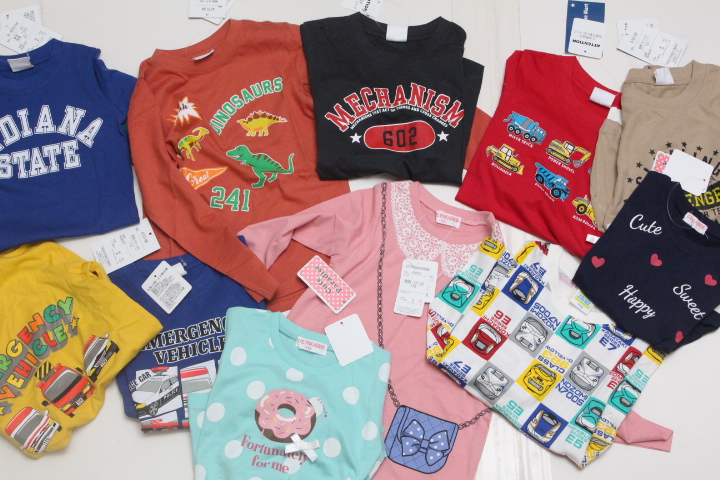 ラスト3セット！ＪＲ新幹線も入る！大阪子供服問屋緊急在庫処分品！子供服混み混み８０枚服箱！秋冬物中心！グレード高い！