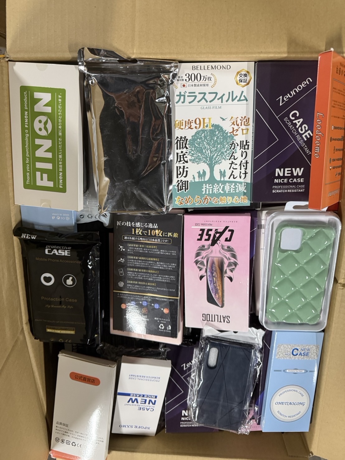 スマホ・フィルム完全ランダムアソート140サイズの段ボール1箱250個前後入ります。