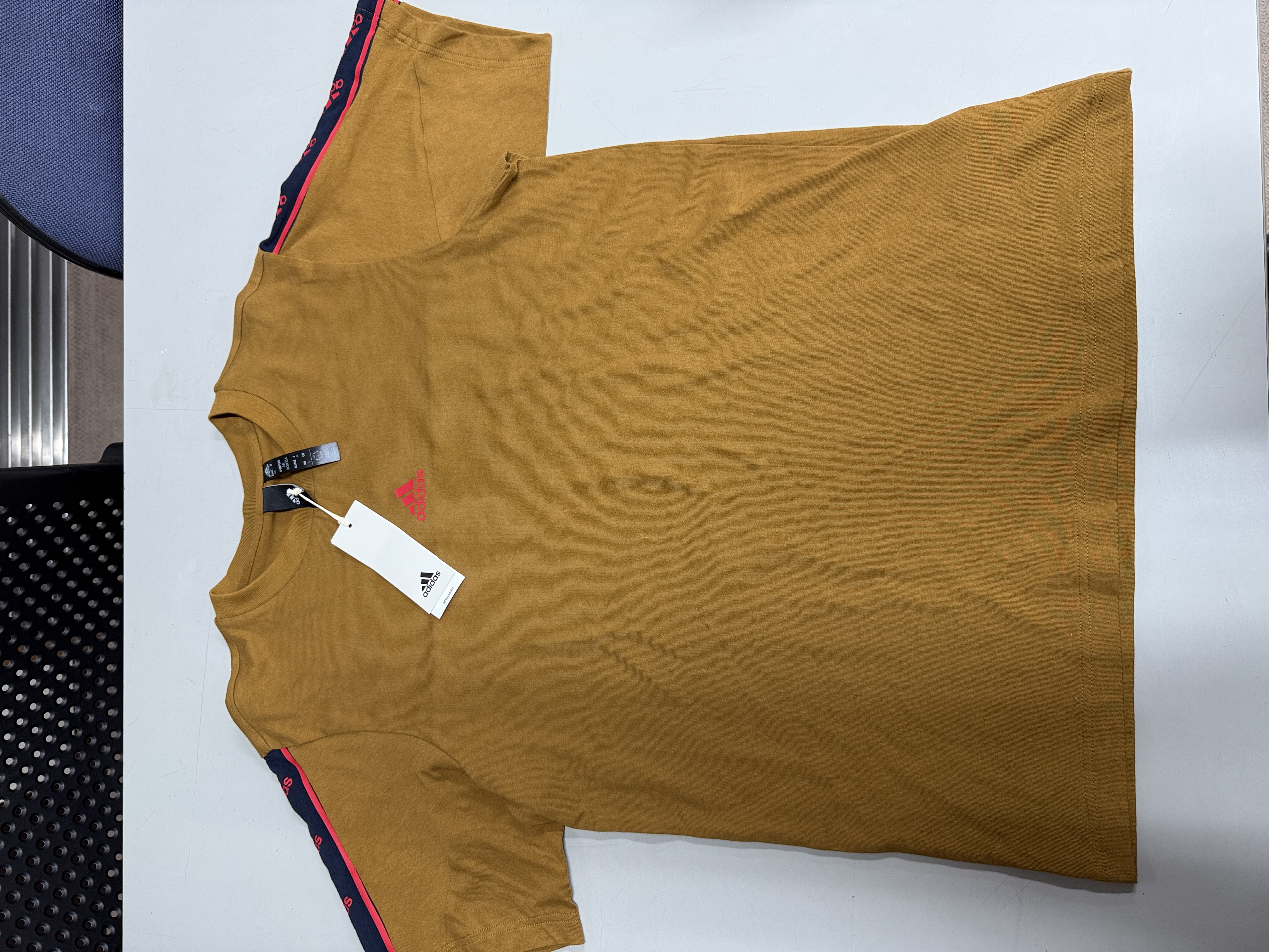 コストコで販売men'sのアディダTシャツ