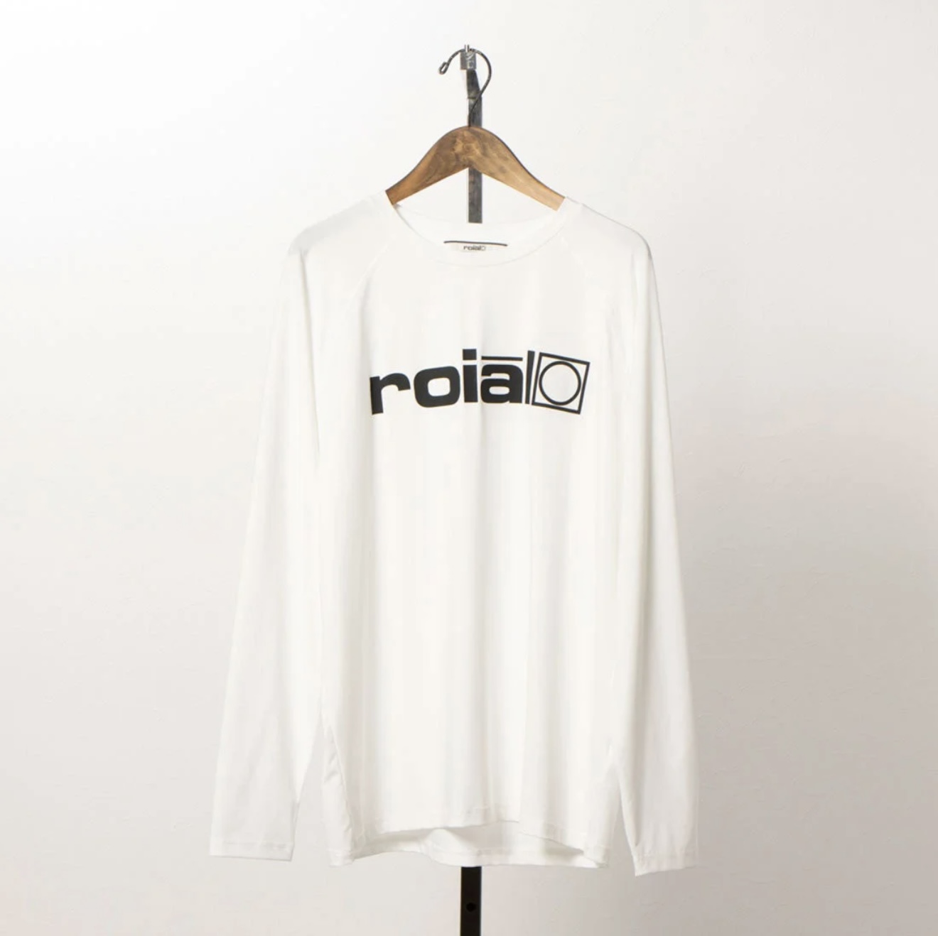 カリフォルニア発のアパレルブランド　roial（ロイアル） 長袖ラッシュガード（水着） （WHITE） 通常価格：  ￥7,150