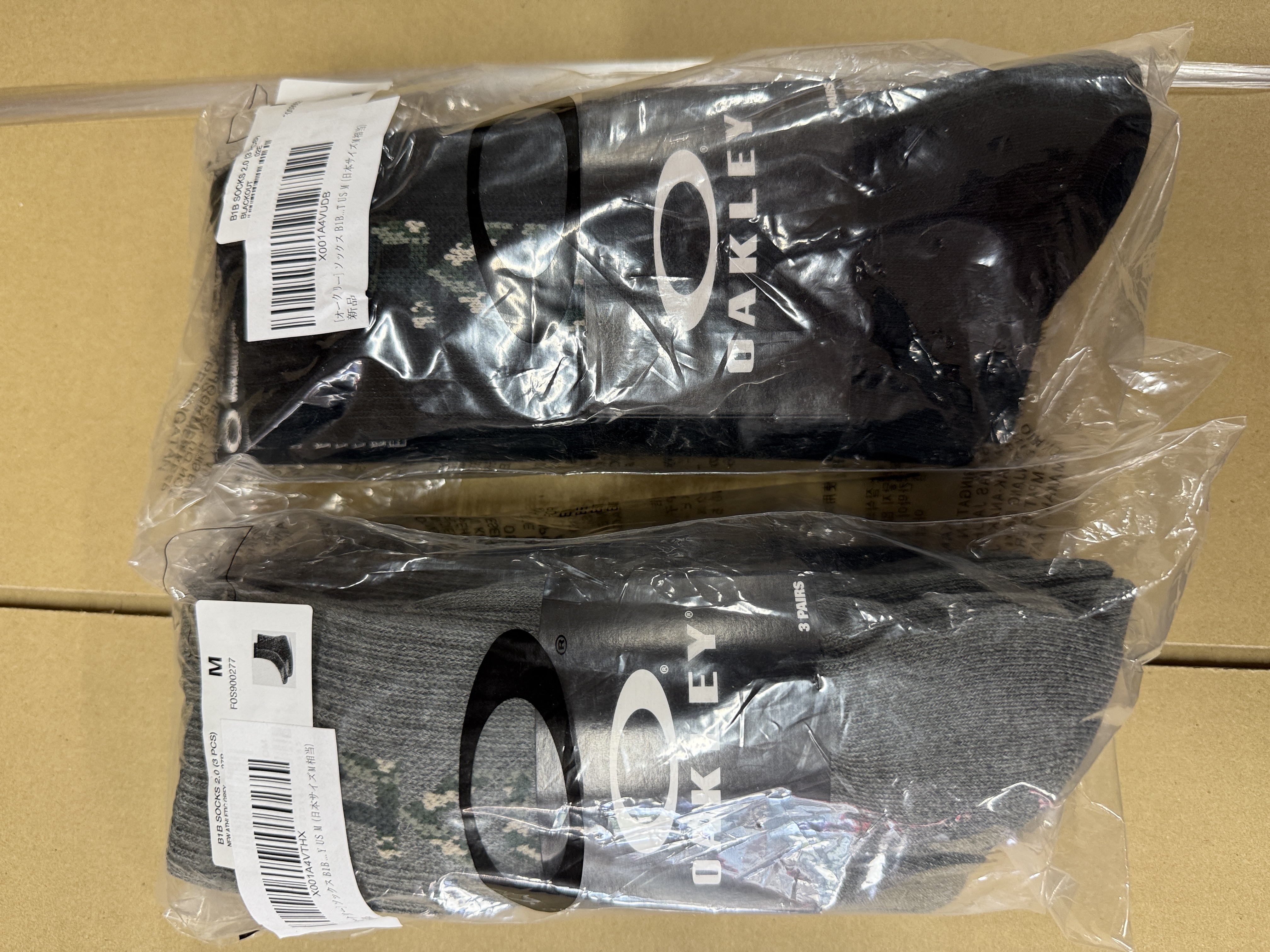 ３足で399円だよ！オークリーのmen'sソックス12組あるだけ！