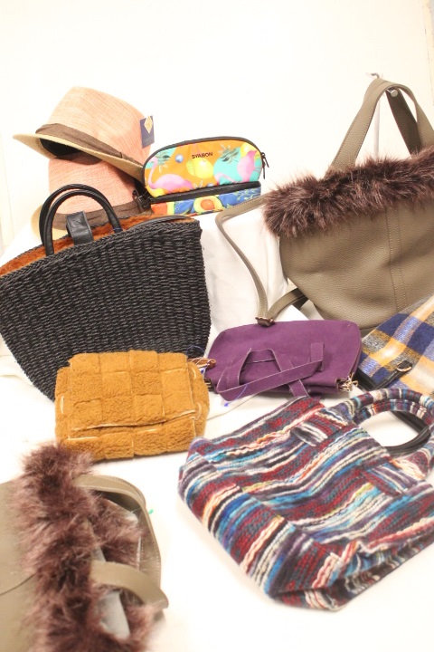 最終3000円！THE処分！訳あり！バッグや小物関係こみこみ１箱　①！！