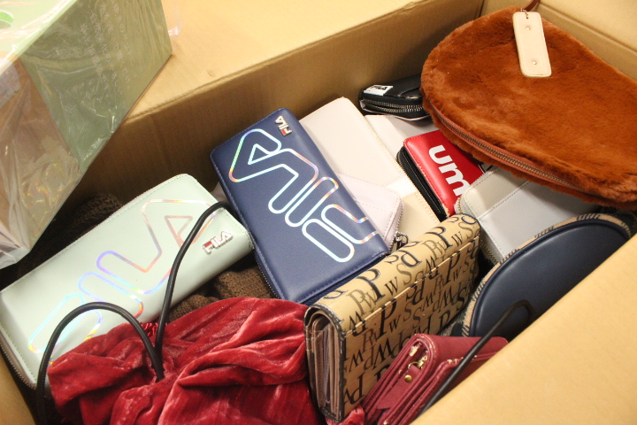 最終3000円！THE処分！訳あり！バッグや小物関係こみこみ１箱　②！！