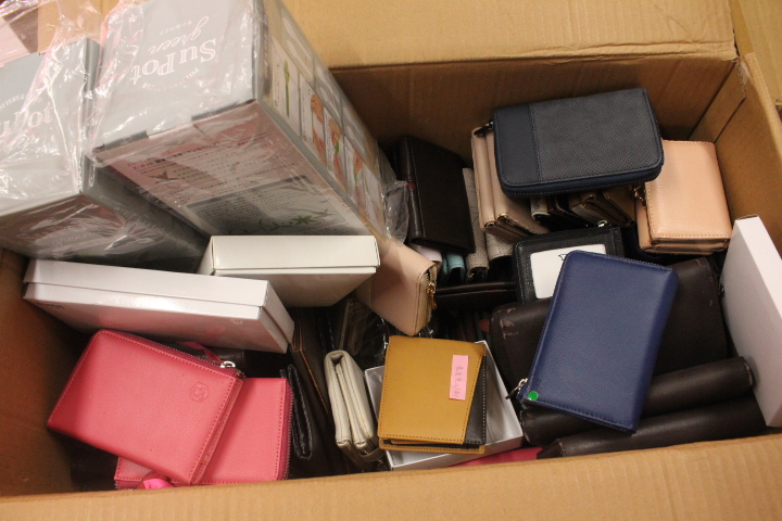 最終3000円！THE処分！訳あり！バッグや小物関係こみこみ１箱　④！！