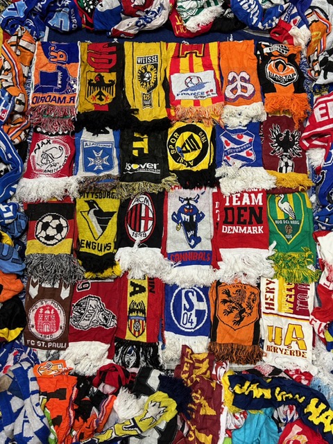 再入荷！フリマやヤフオクで売れてる！メルカリ販売お薦め！ユーズド　サッカーマフラー　デザイン混み混み　50枚セット！