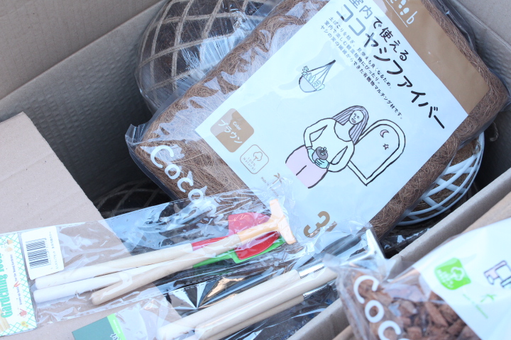 在庫処分！　ガーデニング用品　箱満載で　なんと5000円！　普通にかうと意外に高い！処分価格！
