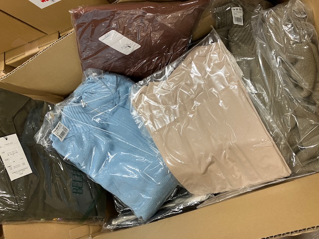 ２月１７日入荷！！気絶安！アパレル問屋閉店処分　春夏秋冬物レディス　アパレル　こみこみ　100枚服箱　細田