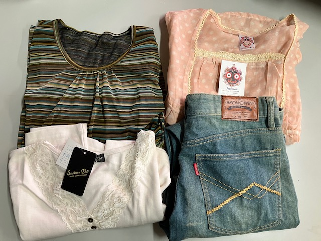 残り僅か！爆安特価処分！　レディスアパレルB品　こみこみ110枚服箱！