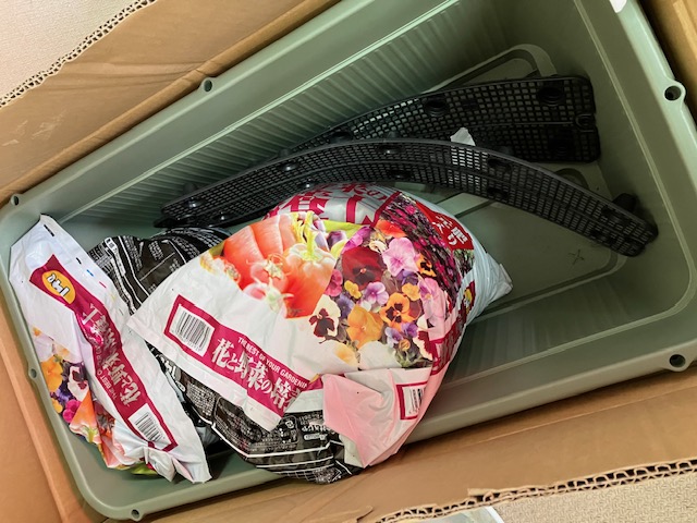 買えば高い！！気絶安！在庫大処分市！　プランターと14Lの土2袋
