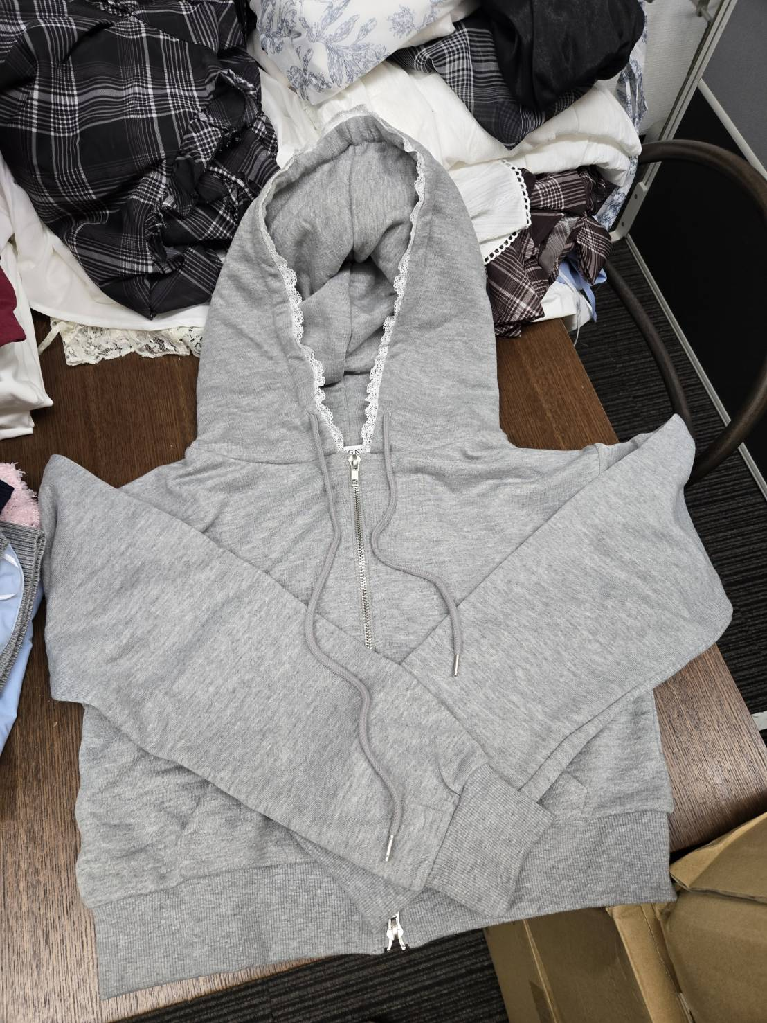 大特価！某有名レディスブランド　レディス　レース付パーカー　218枚　1セット限定！！