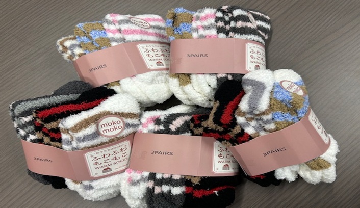 婦人　ふわふわもこもこWARM SOCKS　23-25㎝ 3P　カラーアソート　40個入り 4573547481299