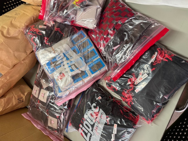 ネット販売業者の廃業品! メガネ拭きできるソフトケース 多分500枚以上入って1000円!