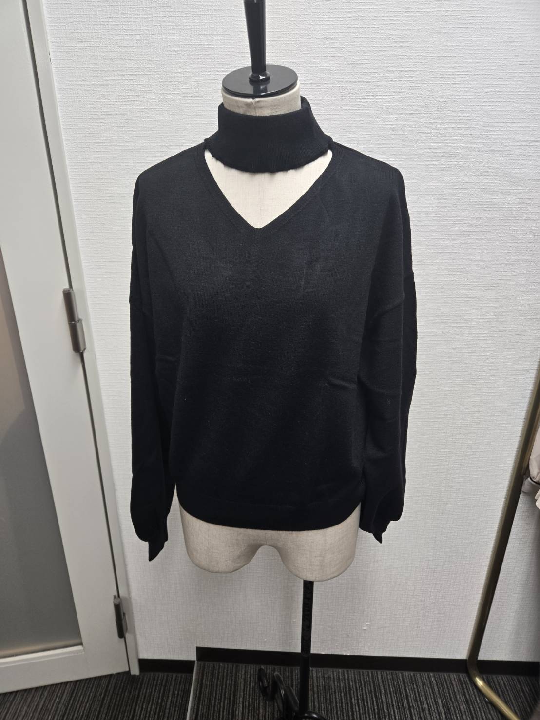 大特価！某有名レディスブランド　レディスVネックニット　トップス　A品　８００枚　先着１名様！