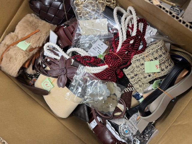 気絶安！アパレル問屋閉店処分　レディスファッションベルトこみこみ２００本福箱！