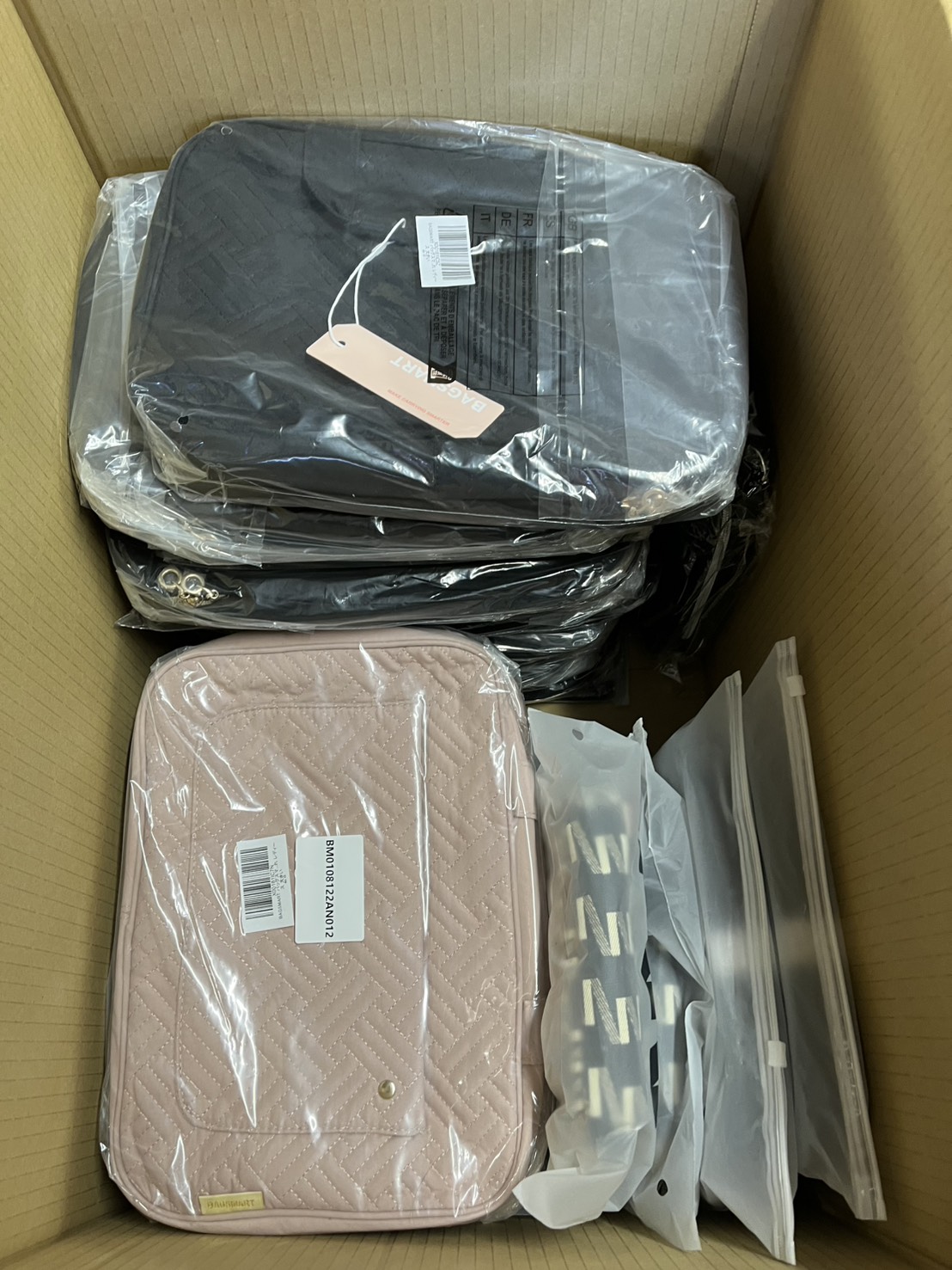 amazonの特別処分品！バッグ関係こみこみ54枚だけ！気絶安で大処分！