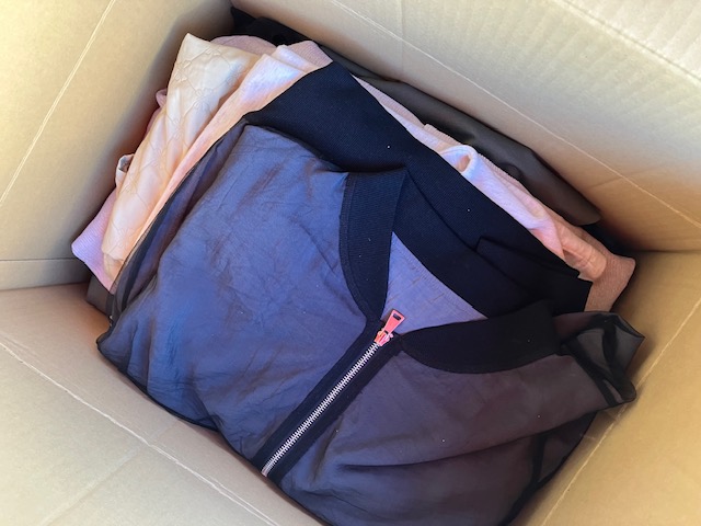 1セット限定！　ハニードロップ　サンプル品　これから春夏多め！　レディスアパレル服箱　233枚だけ！