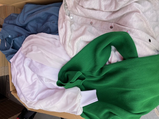 新たな古着のご提案！プロスタイリスト監修ファッションサービス会社のレディスユーズドアパレル！こみこみ５０枚服箱　初回は１０箱！