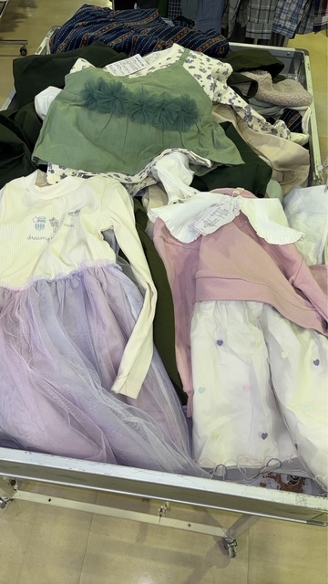 ＴＨＥ処分！緊急処分！子供服専門店などで展開！　キッズ　高級子供服こみこみ　100枚服箱　キッズアパレルが気絶安！！