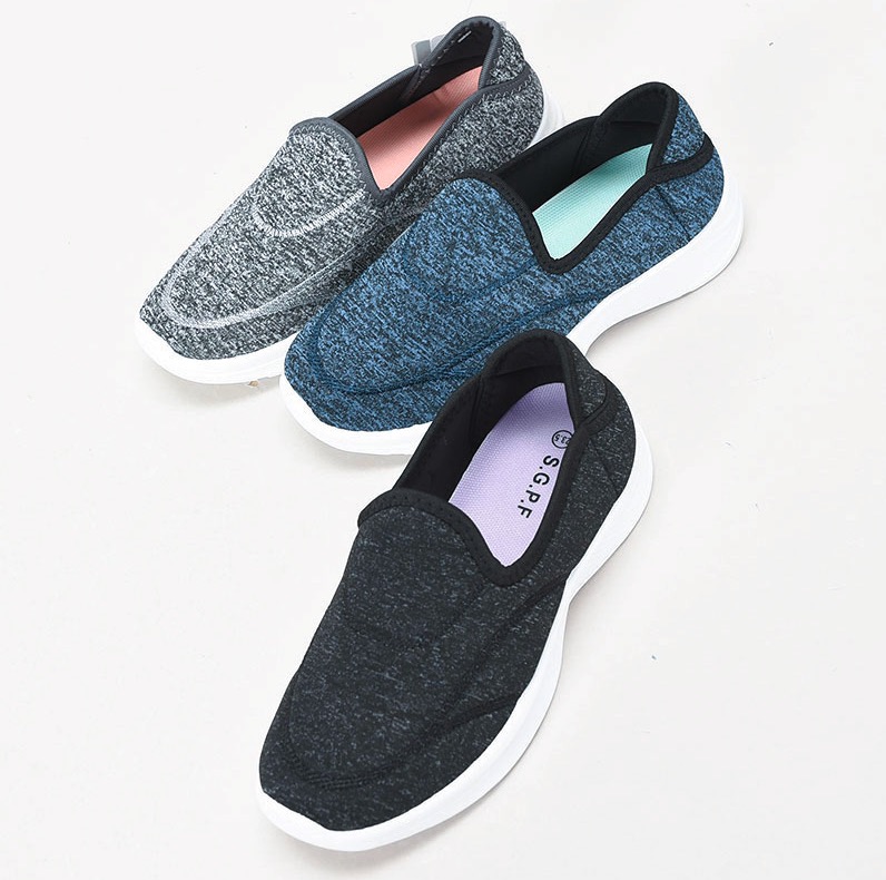 特価婦人キックバックスニーカー　24足入り